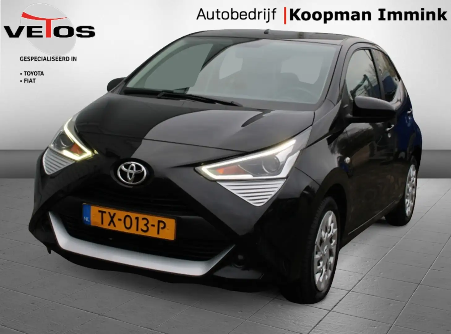 Toyota Aygo 1.0 VVT-i x-play + Navigatie Noir - 1