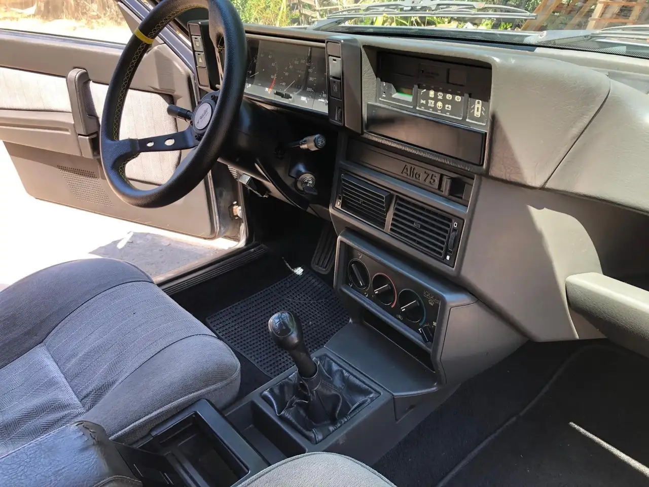 Alfa Romeo 75 1.6, foto 4