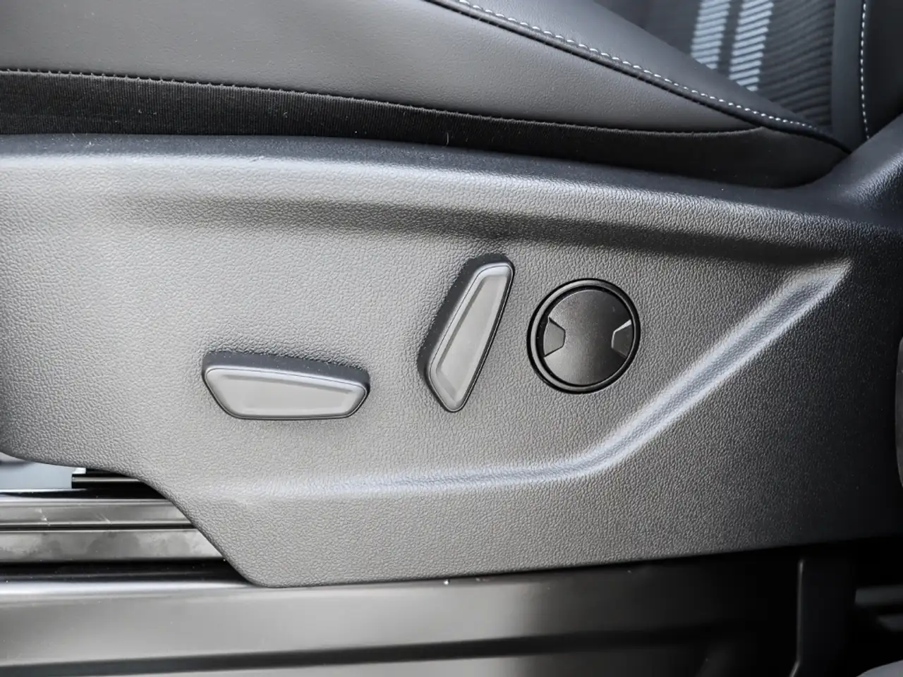 Ford Tourneo Custom L1 Sport 170PS AWD AHK Techno6 Allwetter 13