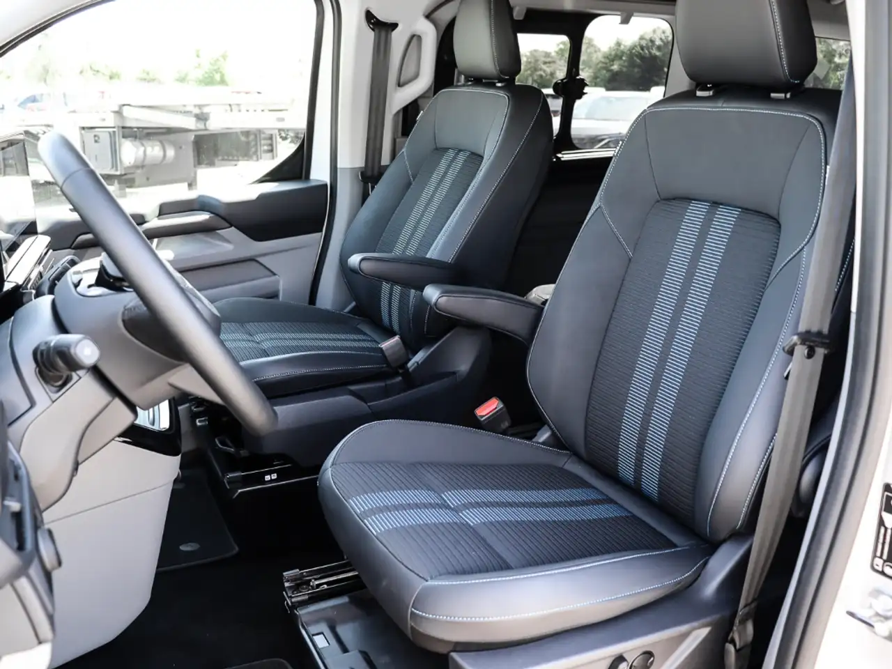 Ford Tourneo Custom L1 Sport 170PS AWD AHK Techno6 Allwetter 8