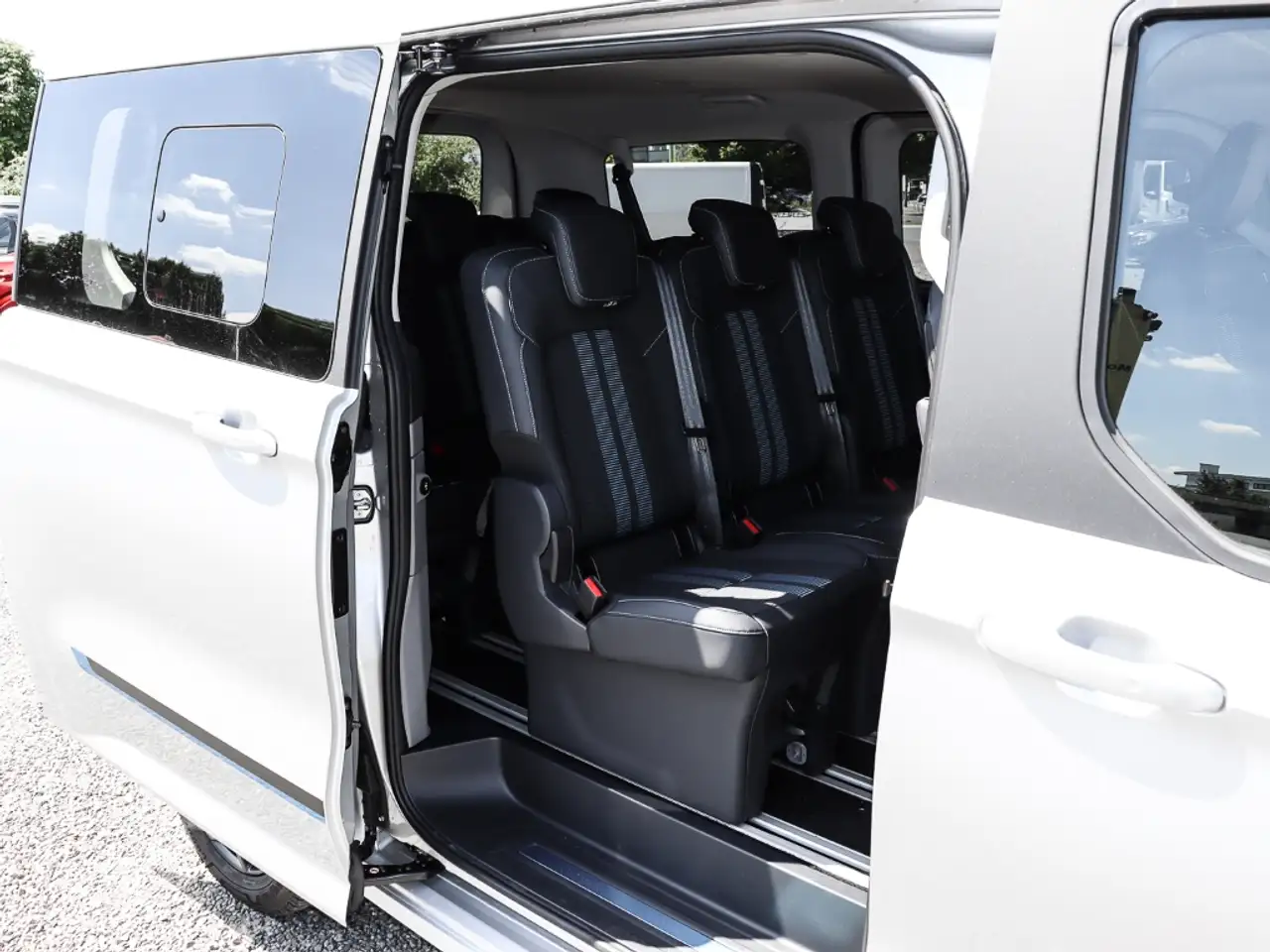 Ford Tourneo Custom L1 Sport 170PS AWD AHK Techno6 Allwetter 16