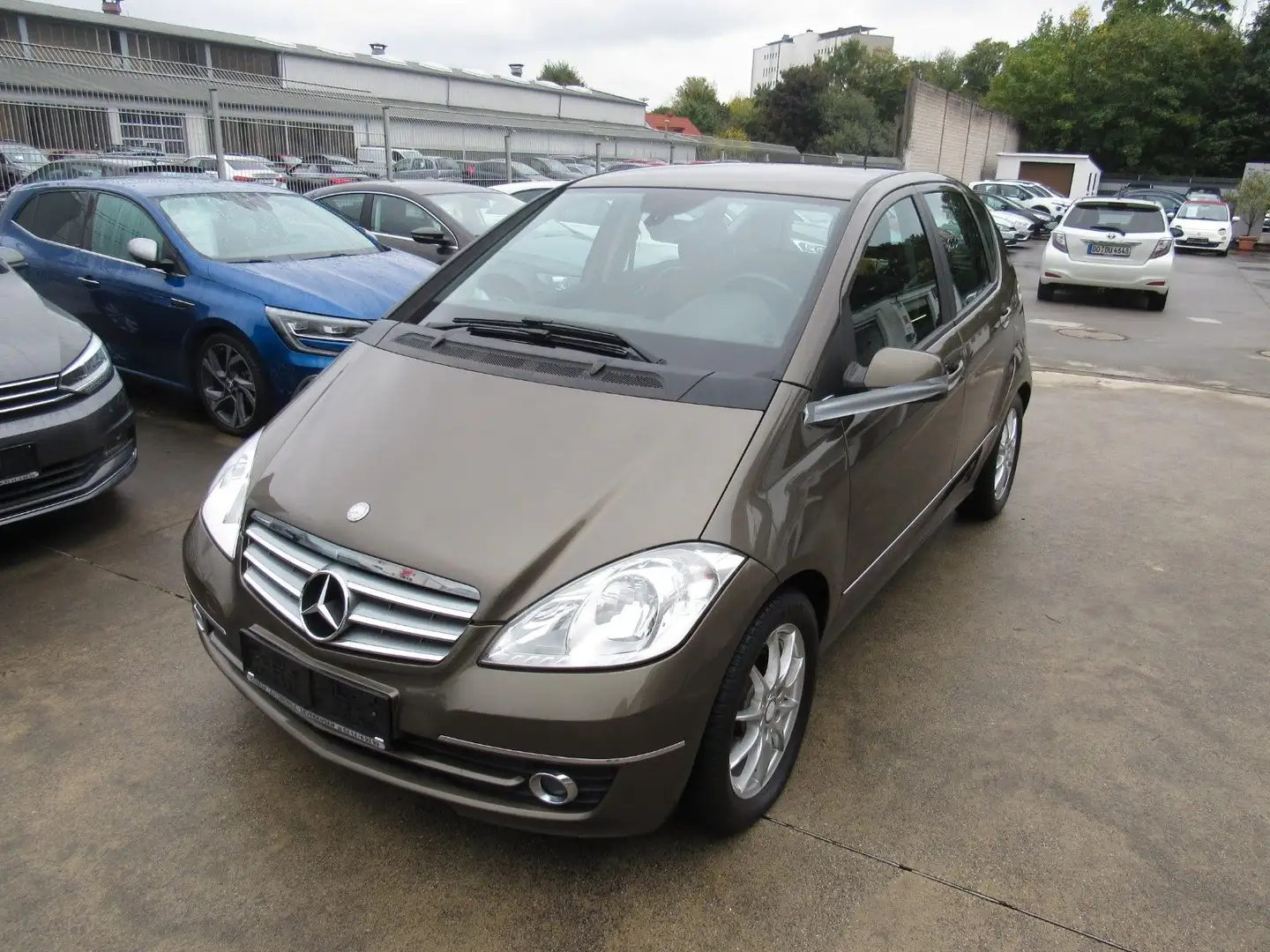 Mercedes-Benz A 160 A -Klasse,KLIMA,ALU,SITZHEIZUNG,76000 KM. Braun - 1