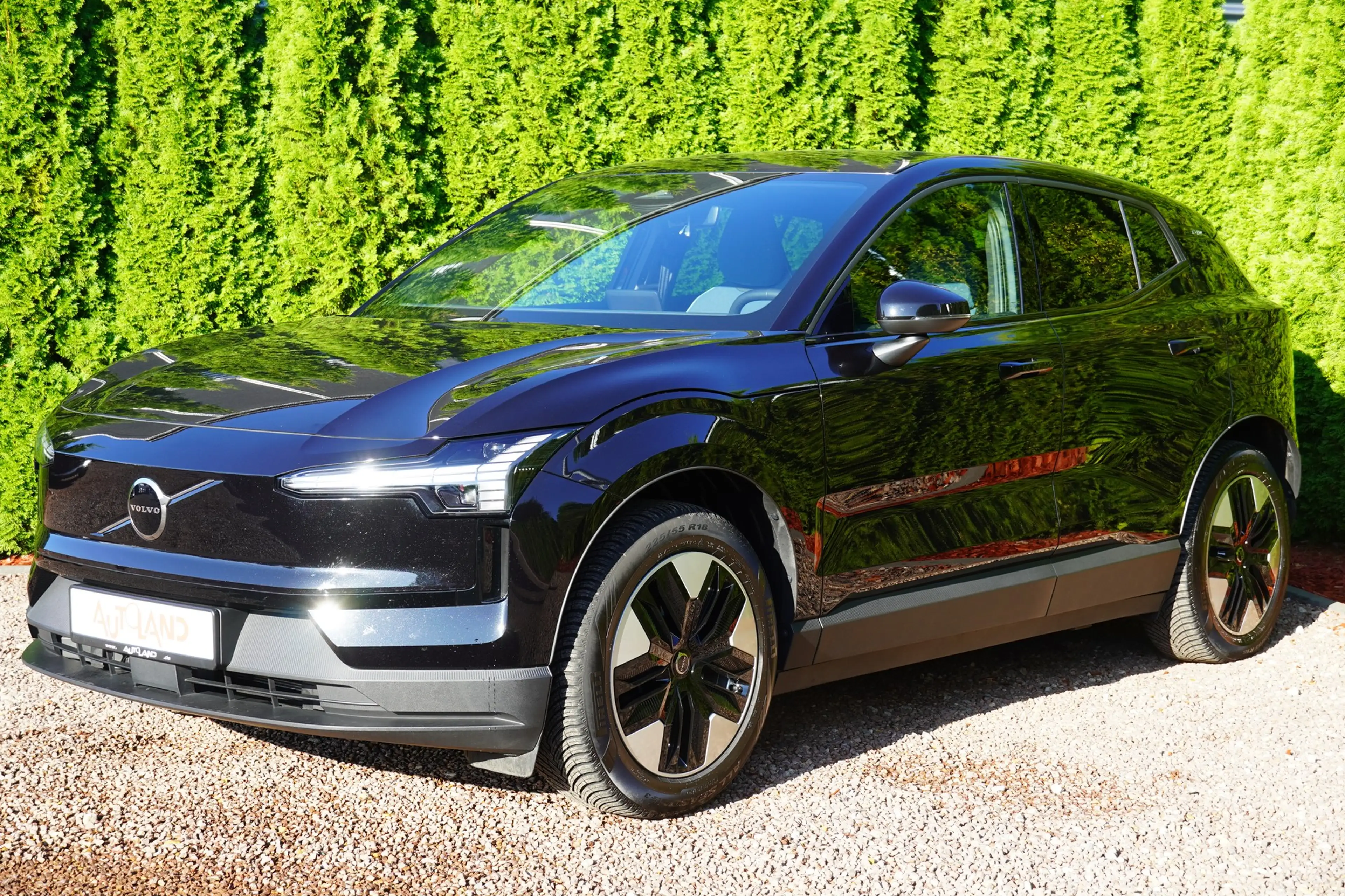 Volvo EX30 Core 2WD Pure Electric — photo 2