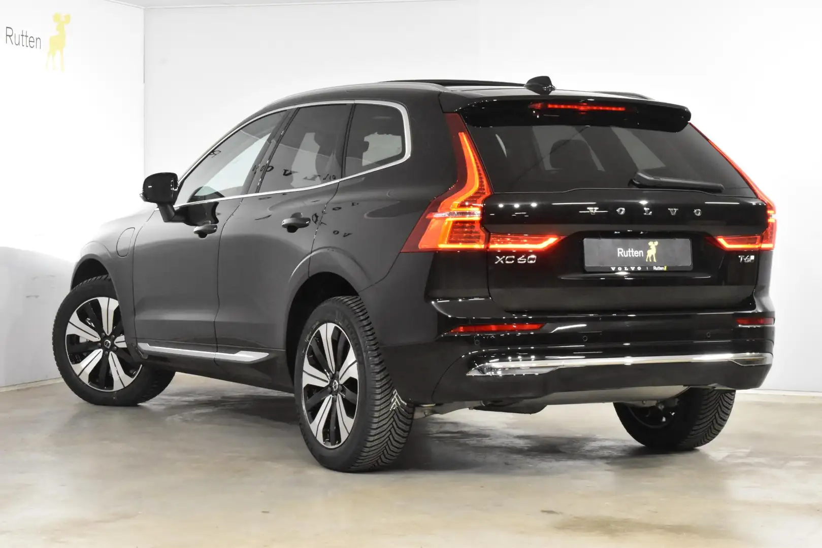 Volvo XC60 T6 350PK Automaat Plug-in hybrid AWD Essential Edi Zwart - 2