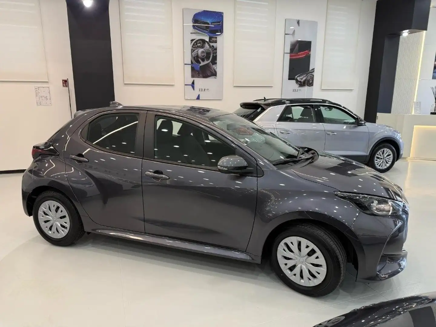 Toyota Yaris 1.0 5 porte Comfort PREZZO SENZA FINANZIAMENTO Grigio - 2