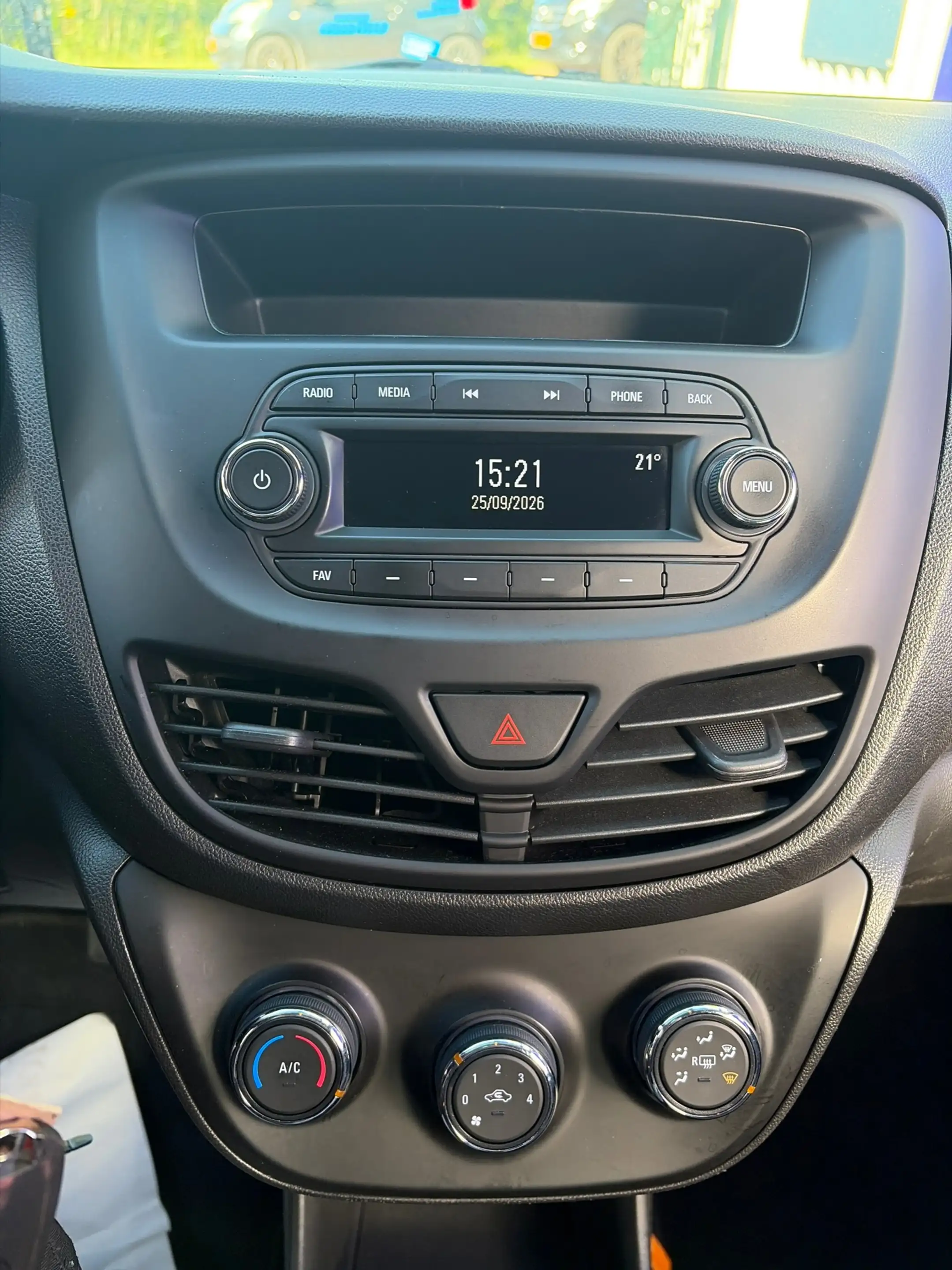 Opel Karl 1.0 ecoFLEX 120 Jaar Edition — photo 11