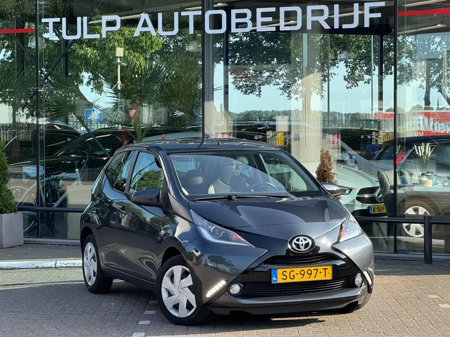 Toyota Aygo 1.0 VVT-i x-Play 5 deurs Airco Camera Dealer NAP Grijs - 2