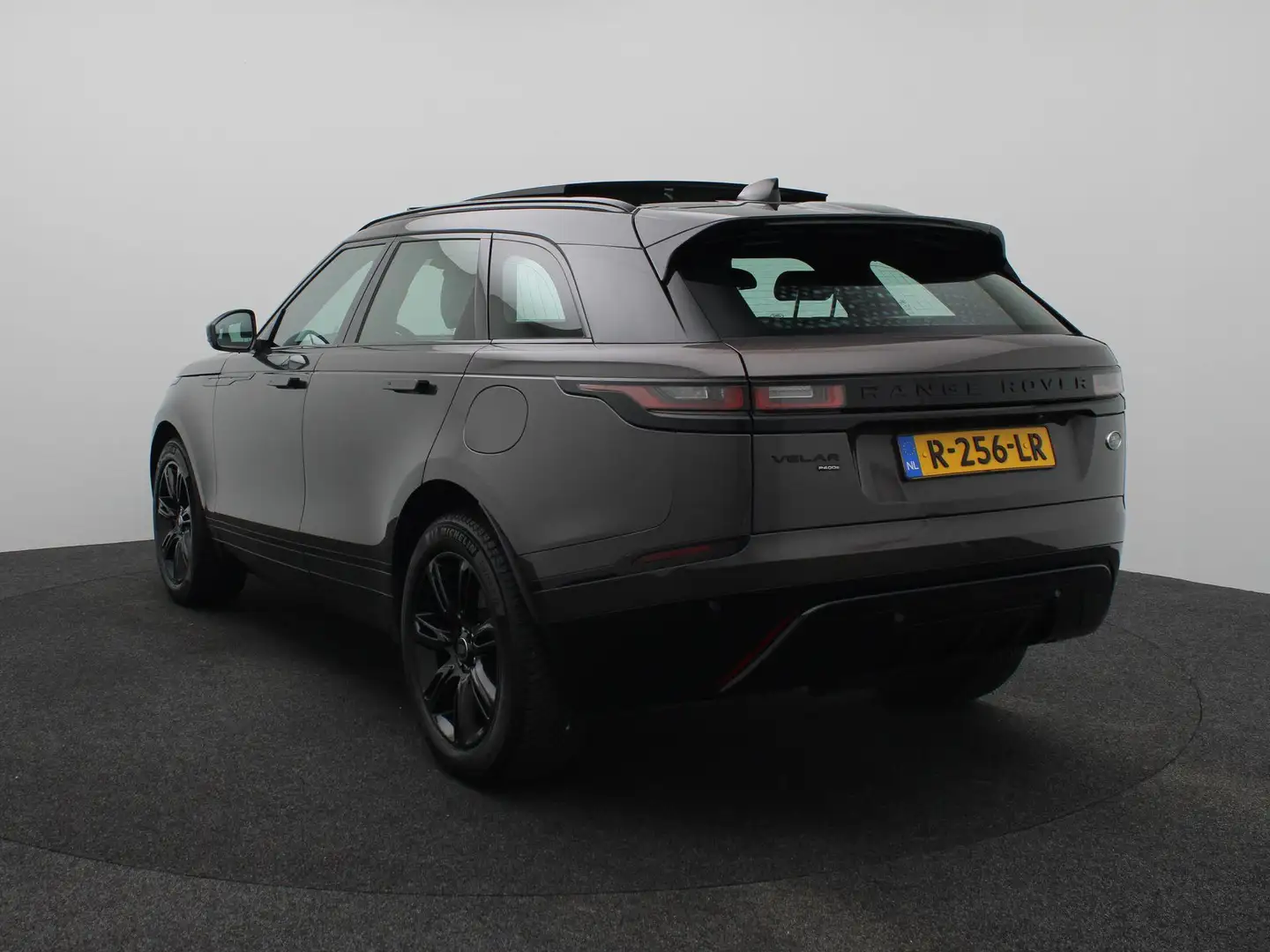 Land Rover Range Rover Velar 2.0 P400e Edition Grijs - 2