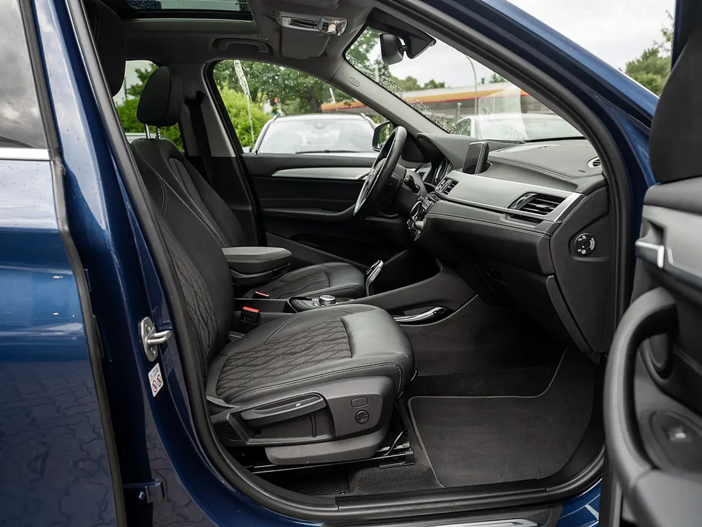 BMW X1 xDrive 20iA X-Line Blauw - 2