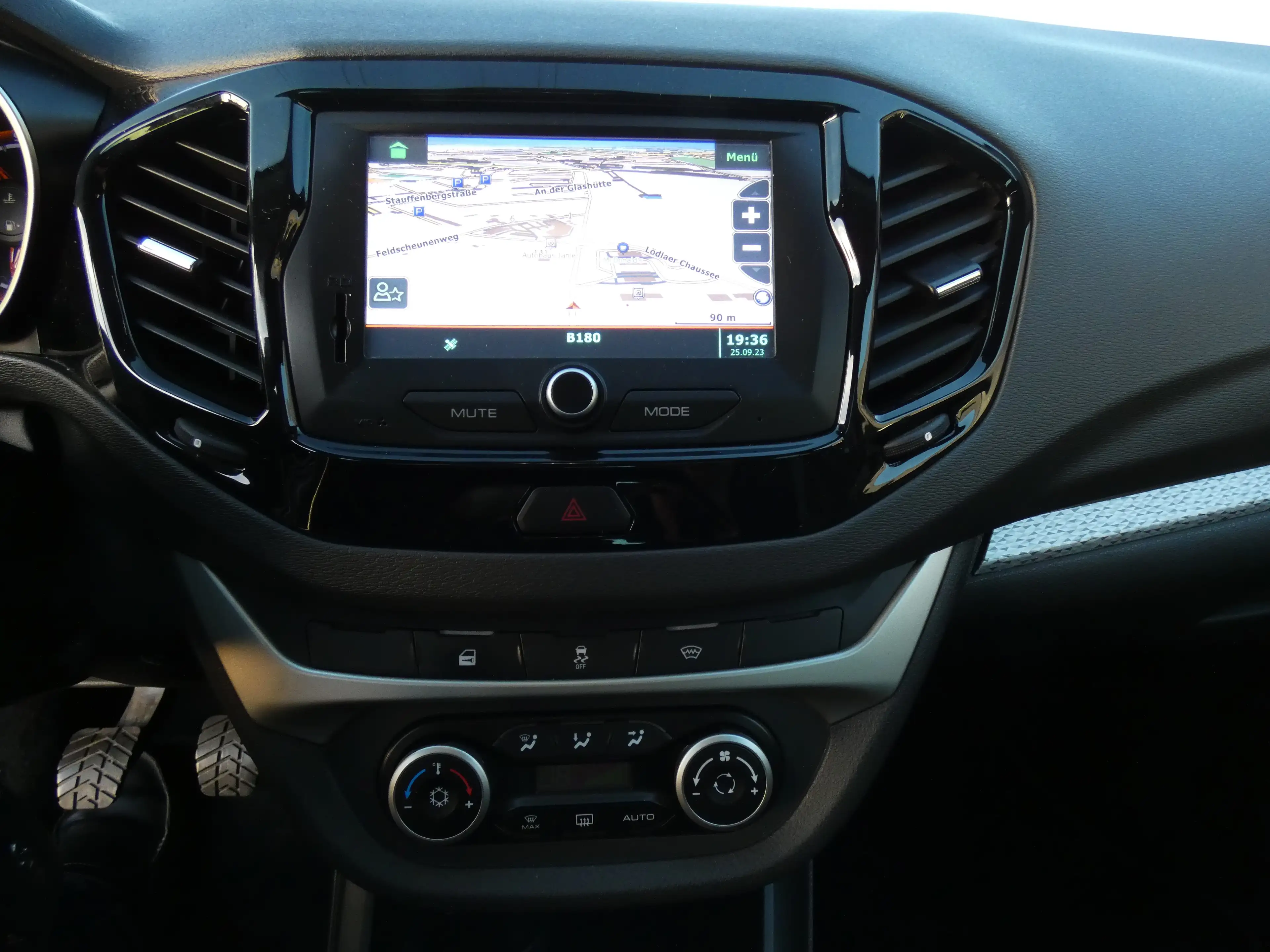 Lada Vesta SW Cross Luxus 1,6 Navi, 17" Alu, WR, PDC, TOP — photo 11