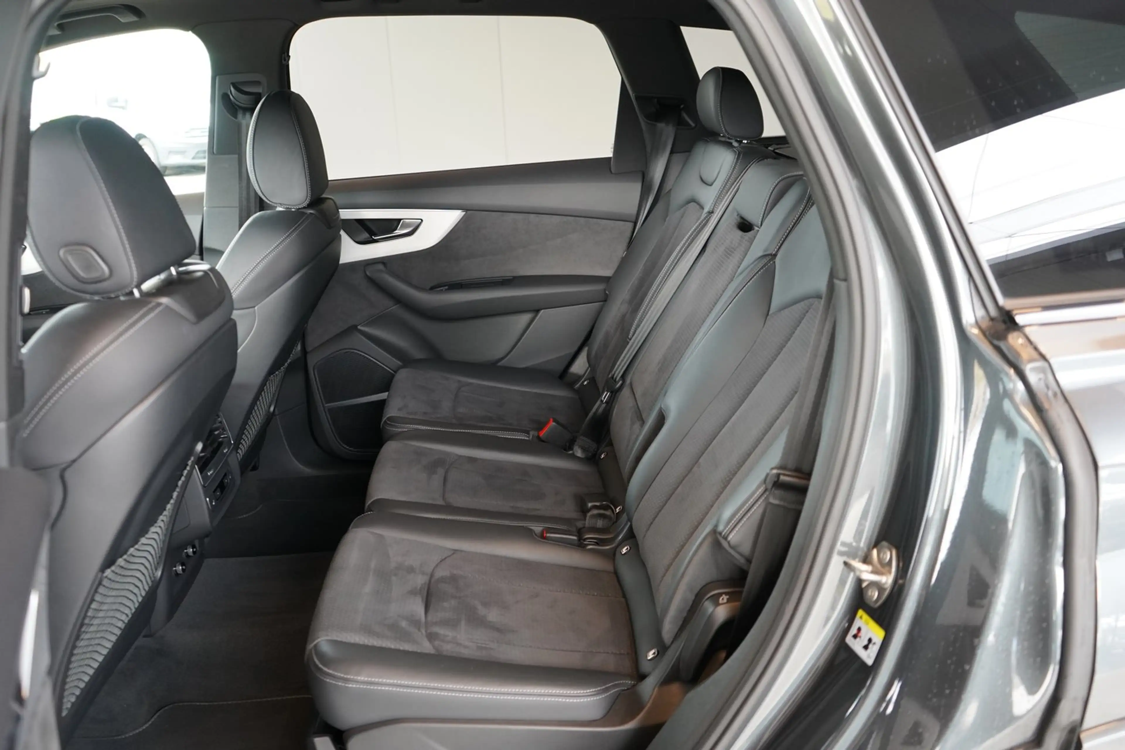 Audi Q7 55 TFSI e quattro S line — photo 15