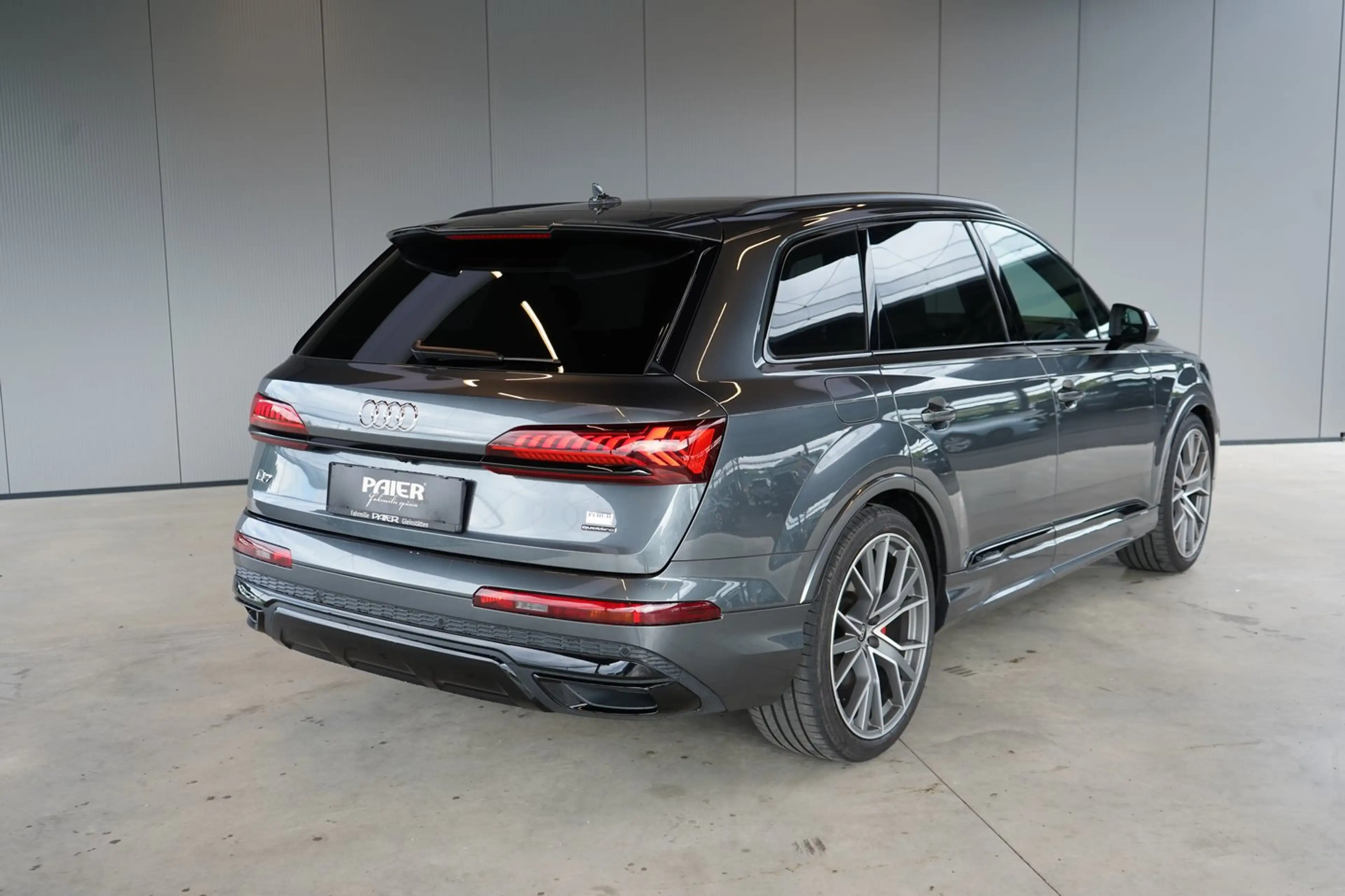 Audi Q7 55 TFSI e quattro S line — photo 2