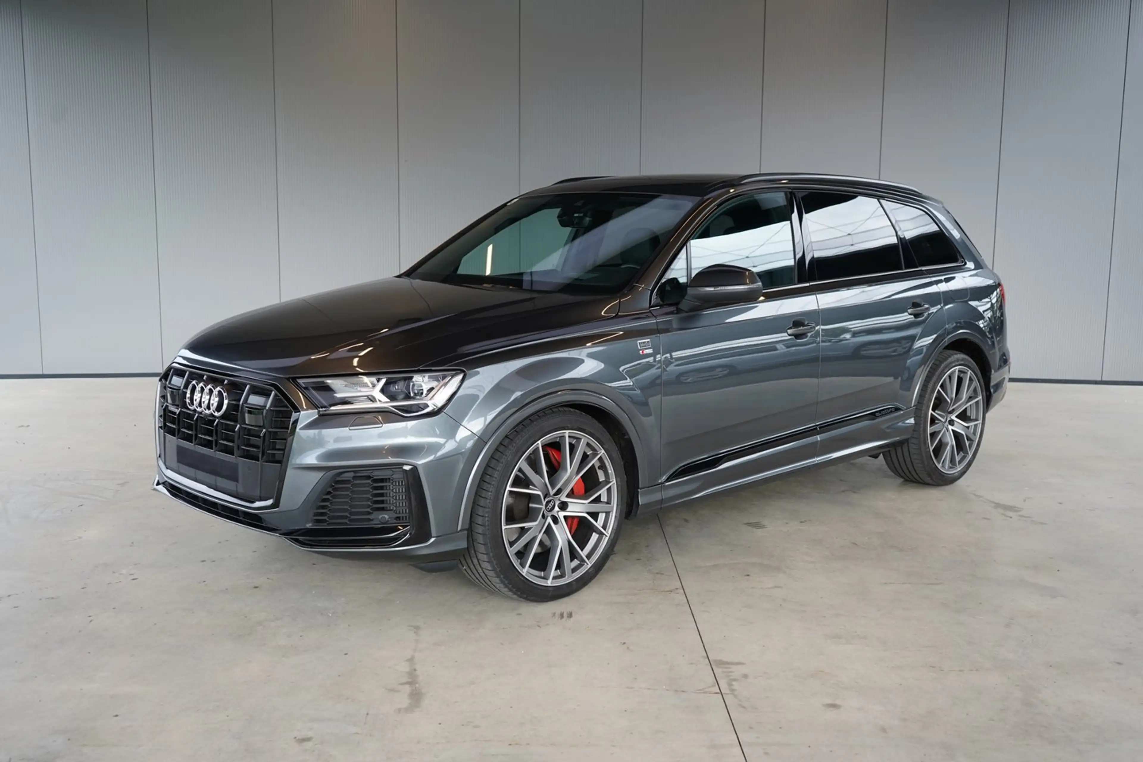Audi Q7 55 TFSI e quattro S line — photo 3