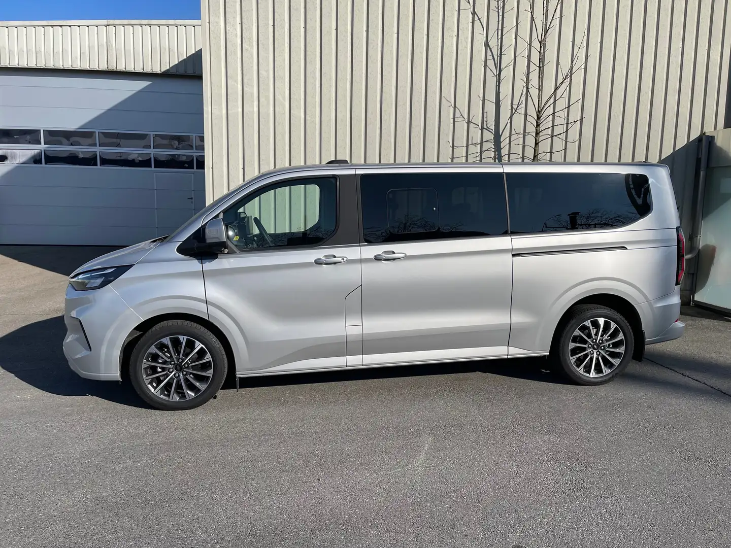 Ford Tourneo Custom L2H1 ALLRAD, Titanium X Aut.AHV, 5 Jahre Garantie Silber - 1