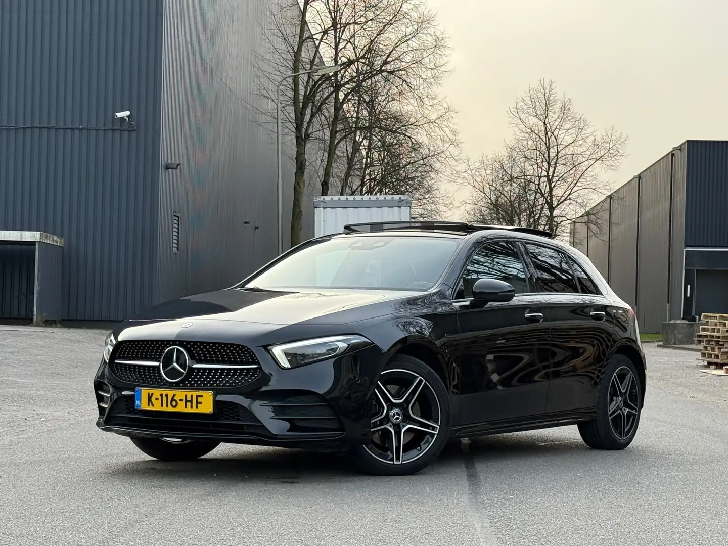 Mercedes-Benz A 250 e Business Solution AMG Limited/PANORAMA Zwart - 1