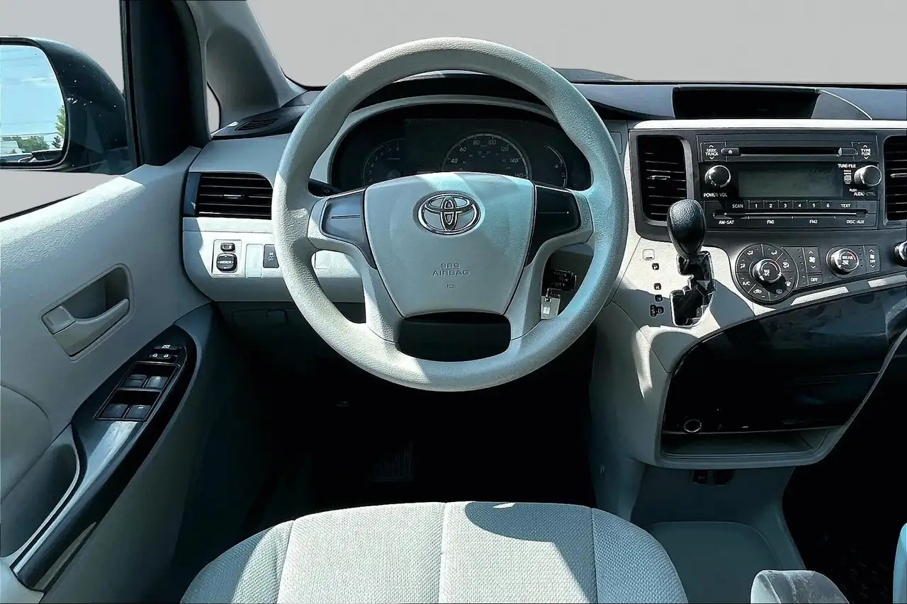 Toyota Sienna photo Toyota Sienna