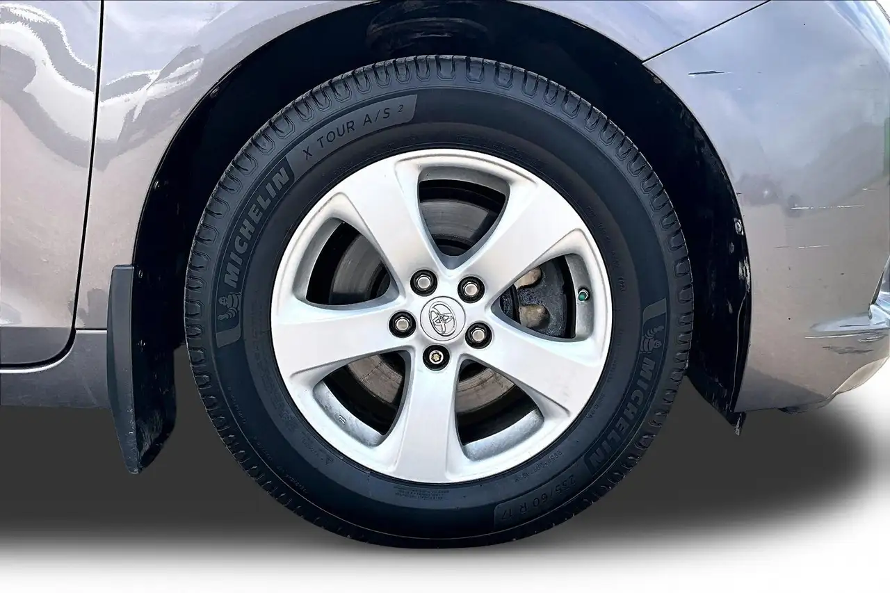 Toyota Sienna photo Toyota Sienna