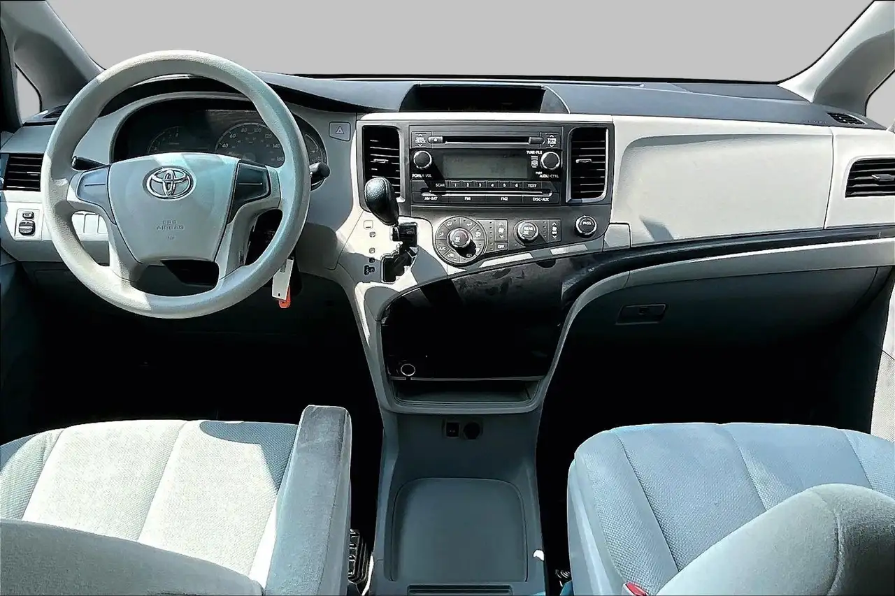Toyota Sienna photo Toyota Sienna