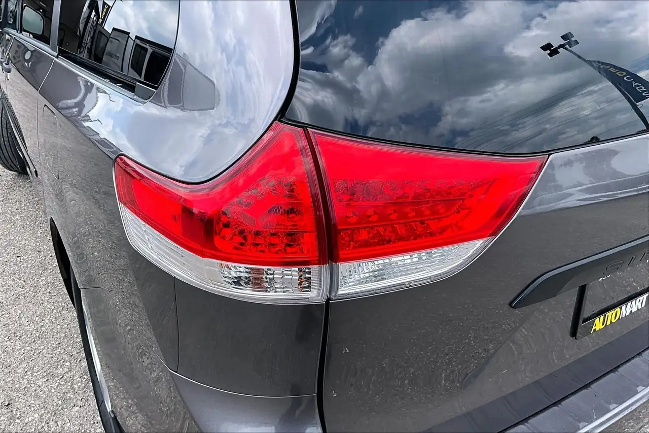 Toyota Sienna photo Toyota Sienna