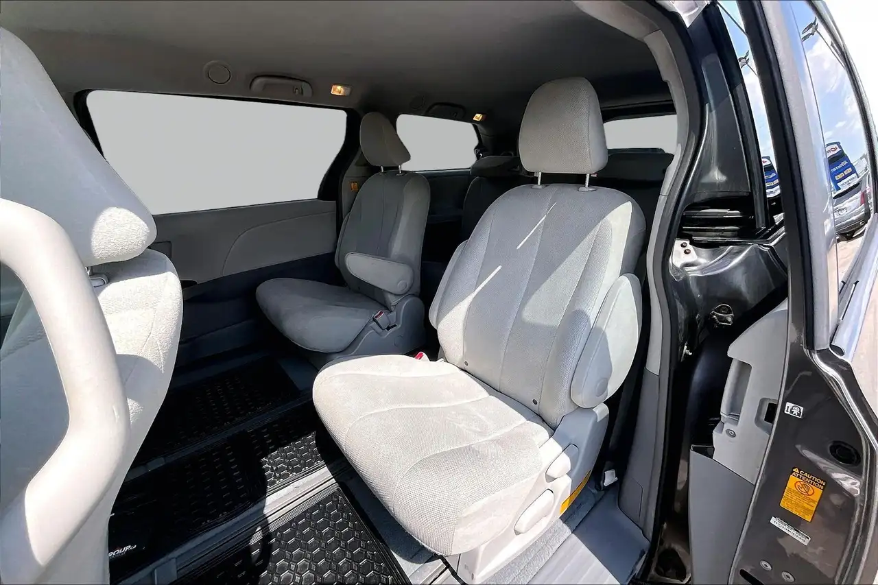 Toyota Sienna photo Toyota Sienna