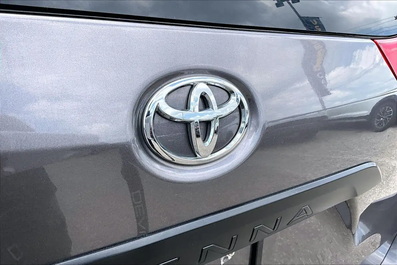 Toyota Sienna photo Toyota Sienna