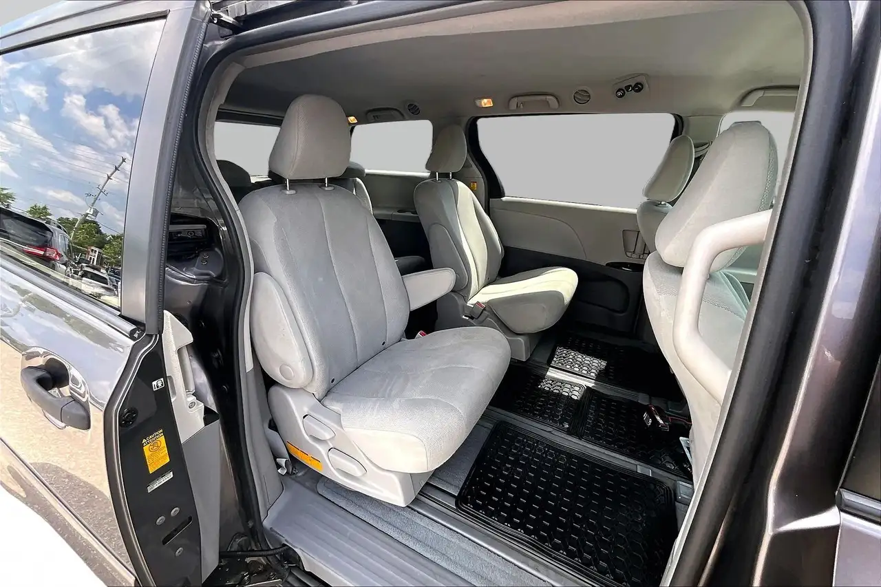 Toyota Sienna photo Toyota Sienna