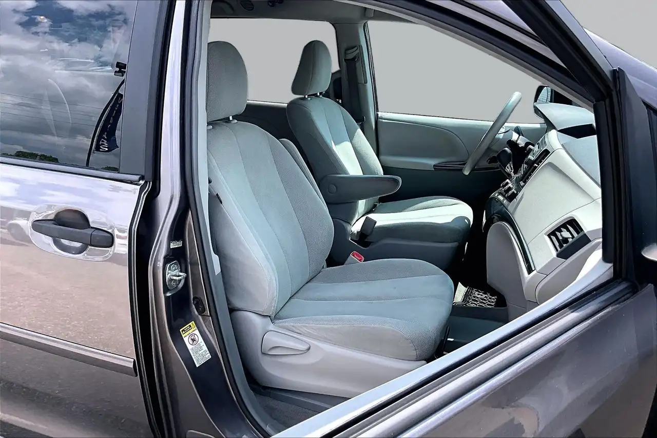 Toyota Sienna photo Toyota Sienna