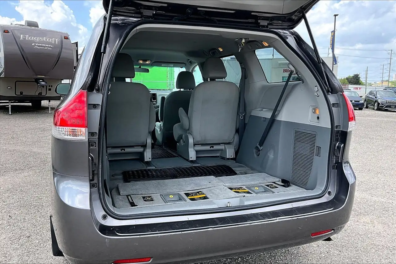 Toyota Sienna photo Toyota Sienna