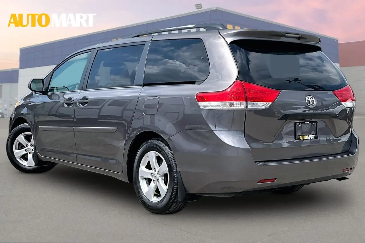 Toyota Sienna photo Toyota Sienna