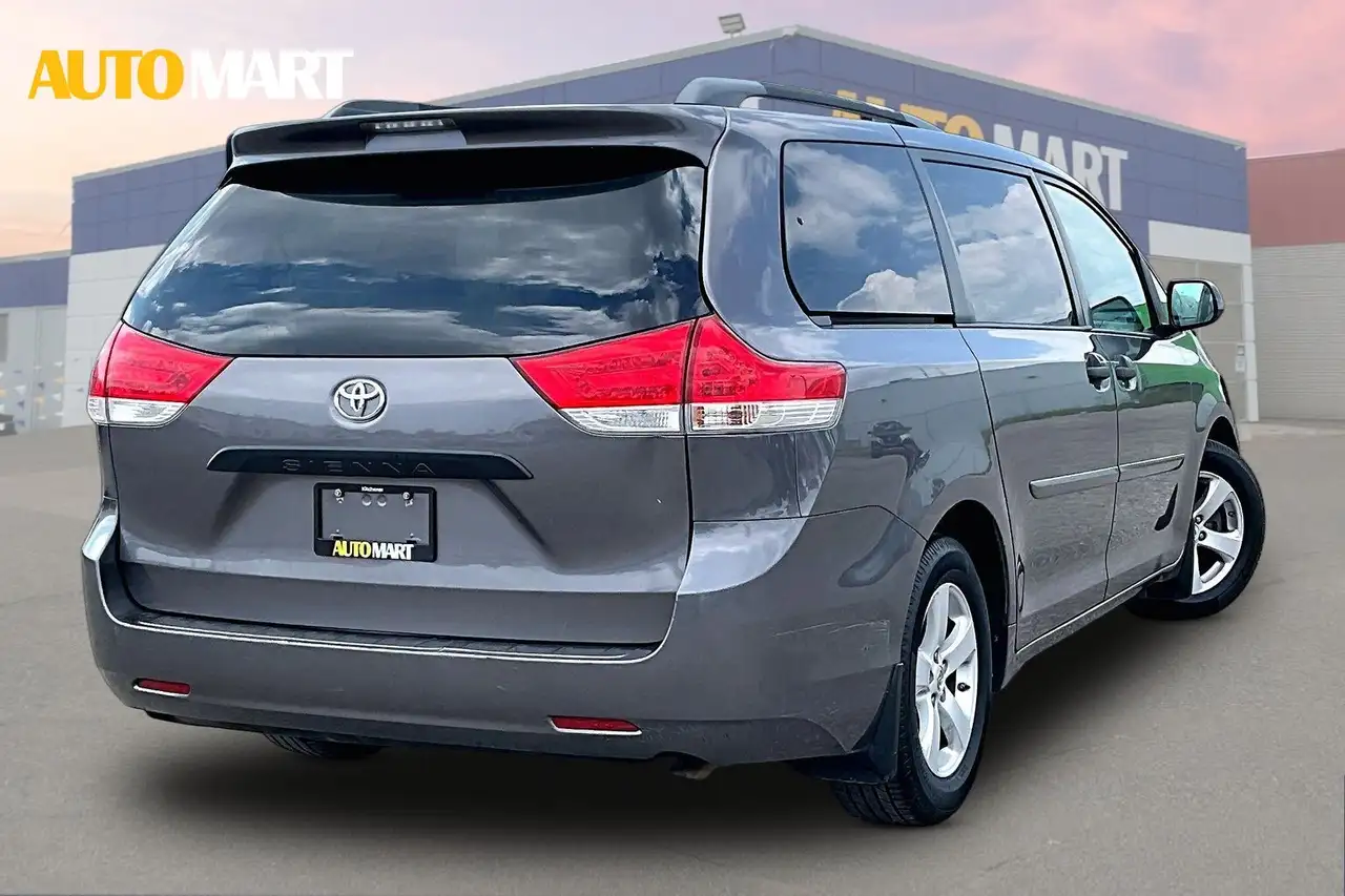 Toyota Sienna photo Toyota Sienna