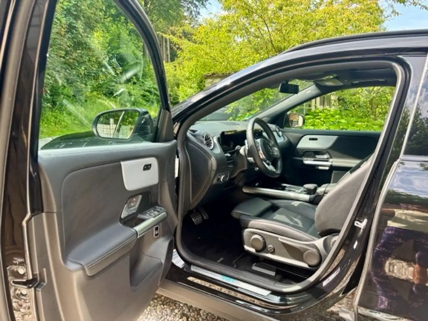 Mercedes-Benz EQA 300 EQA 300 4Matic AMG Line Zwart - 2