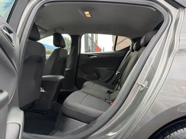 Opel Astra view 8