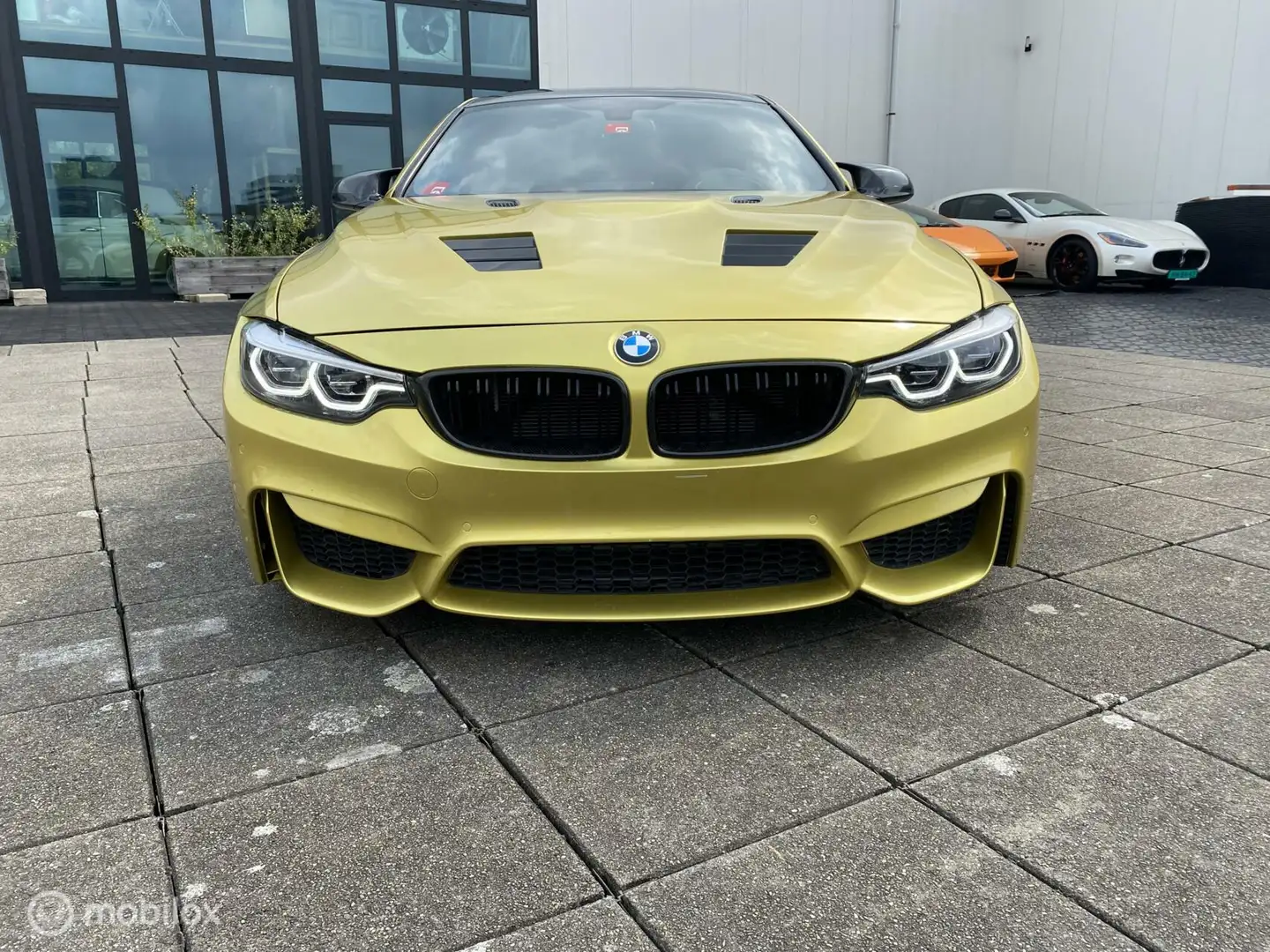 BMW M4 Coupe Amarillo - 1