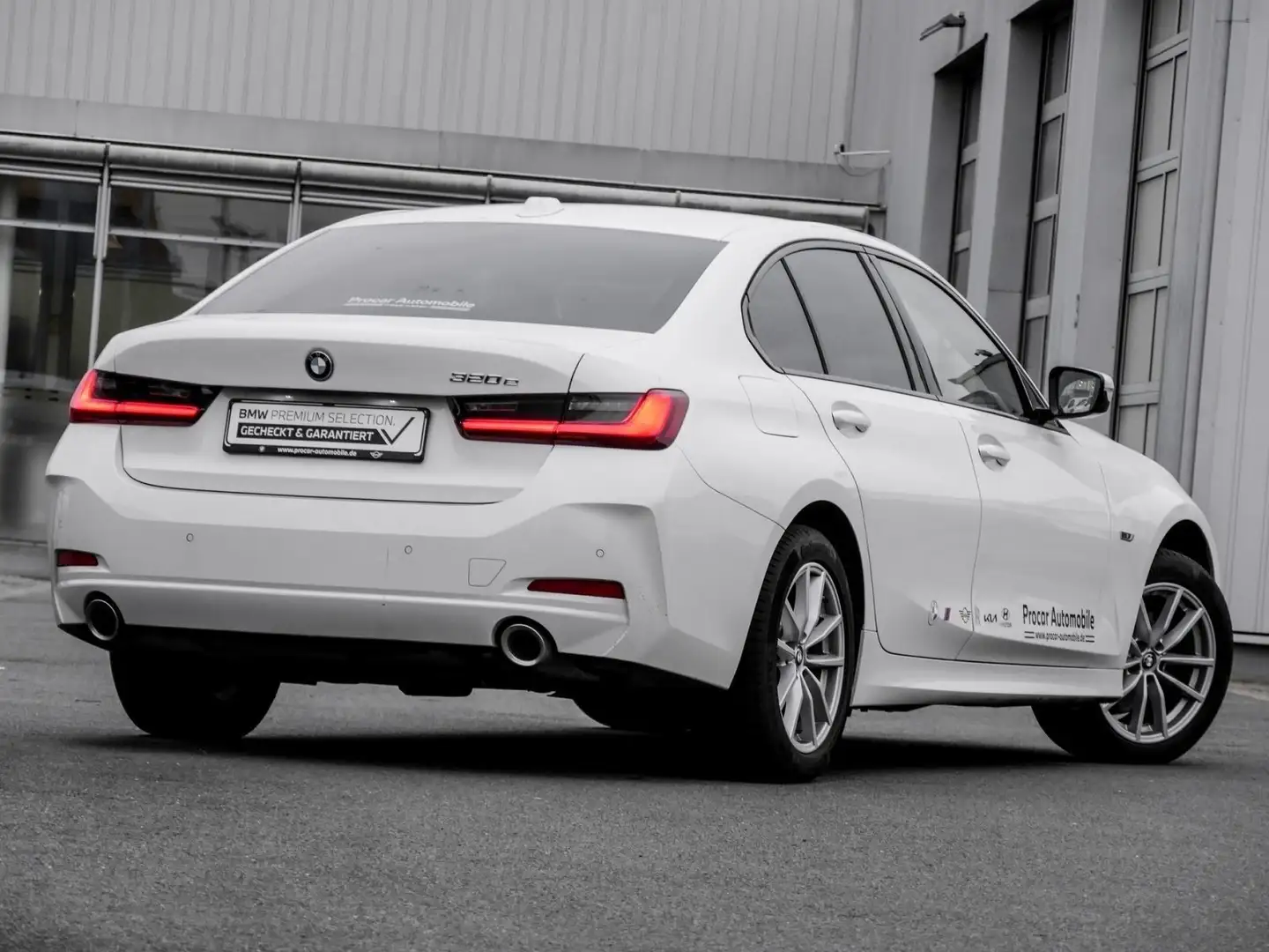 BMW 320 e HuD+LHZ+DA+LC PROF+WIDESCREEN Weiß - 2