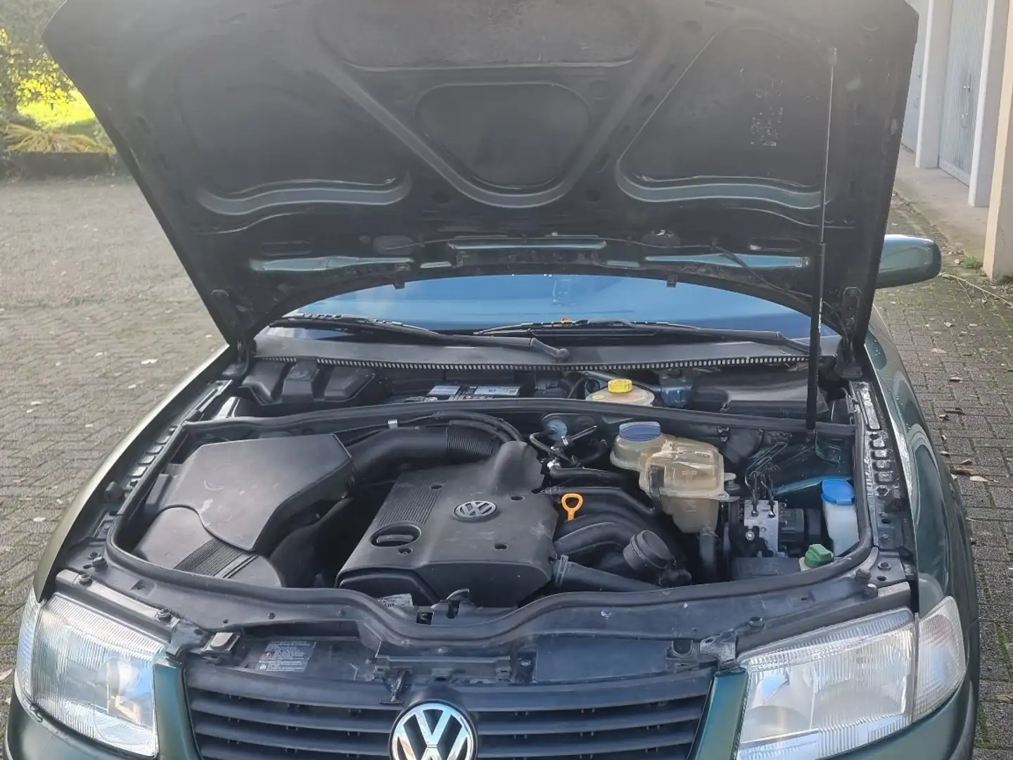 Volkswagen Passat 1.6 Grün - 1