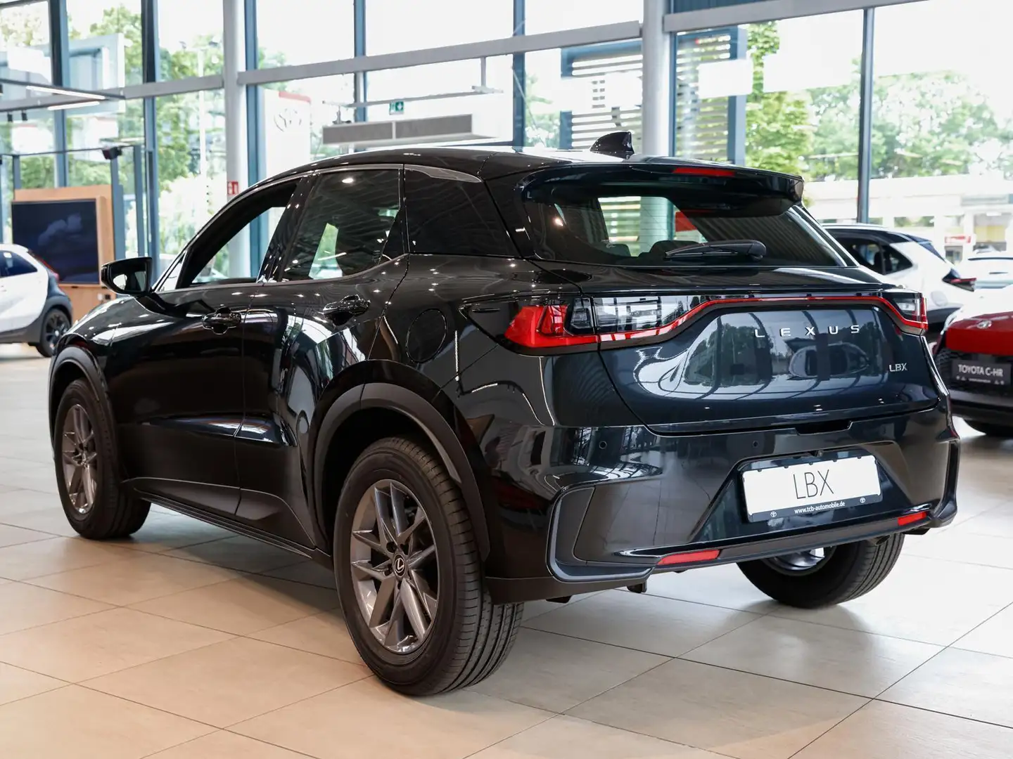 Lexus LBX 1.5 Hybrid Basis Komfort NAVI KLIMA BT ZV SERVO AUX Schwarz - 2