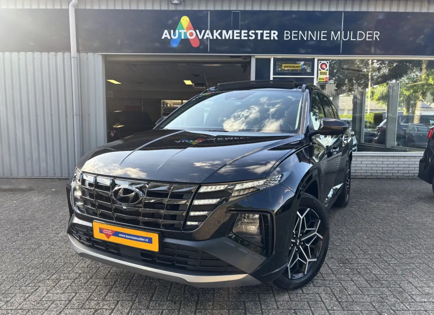 Hyundai TUCSON 1.6 T-GDI PHEV N-Line Sky SCHUIFDAK / LED / 19 INC Zwart - 1