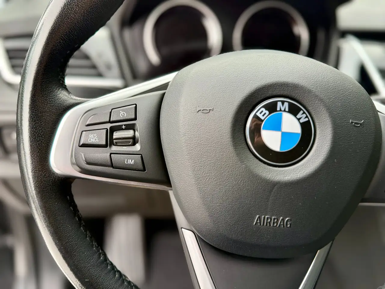 BMW 218 d xDrive Sport Line *1BESITZ*TEILLEDER*SPORTSIZ*HECKCAM*LED*AMBIENTE*ANHÄNGERK*, миниатюра 11