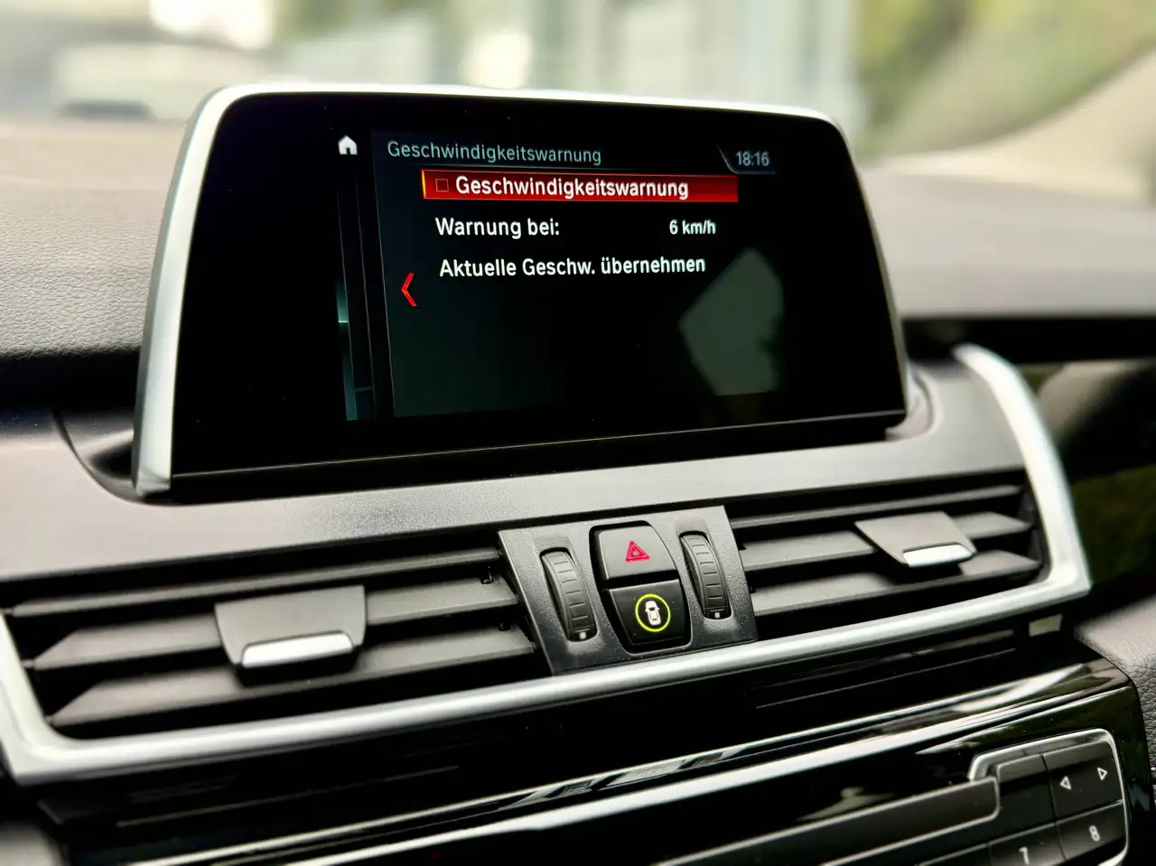 BMW 218 d xDrive Sport Line *1BESITZ*TEILLEDER*SPORTSIZ*HECKCAM*LED*AMBIENTE*ANHÄNGERK*, миниатюра 25
