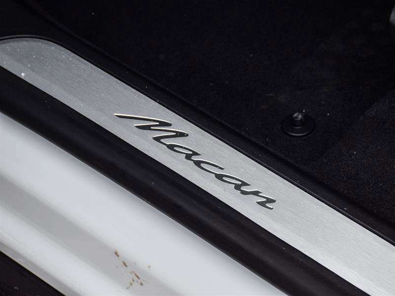 2025 Porsche Macan Electric thumb 19