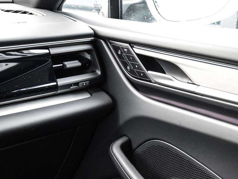 2025 Porsche Macan Electric thumb 18