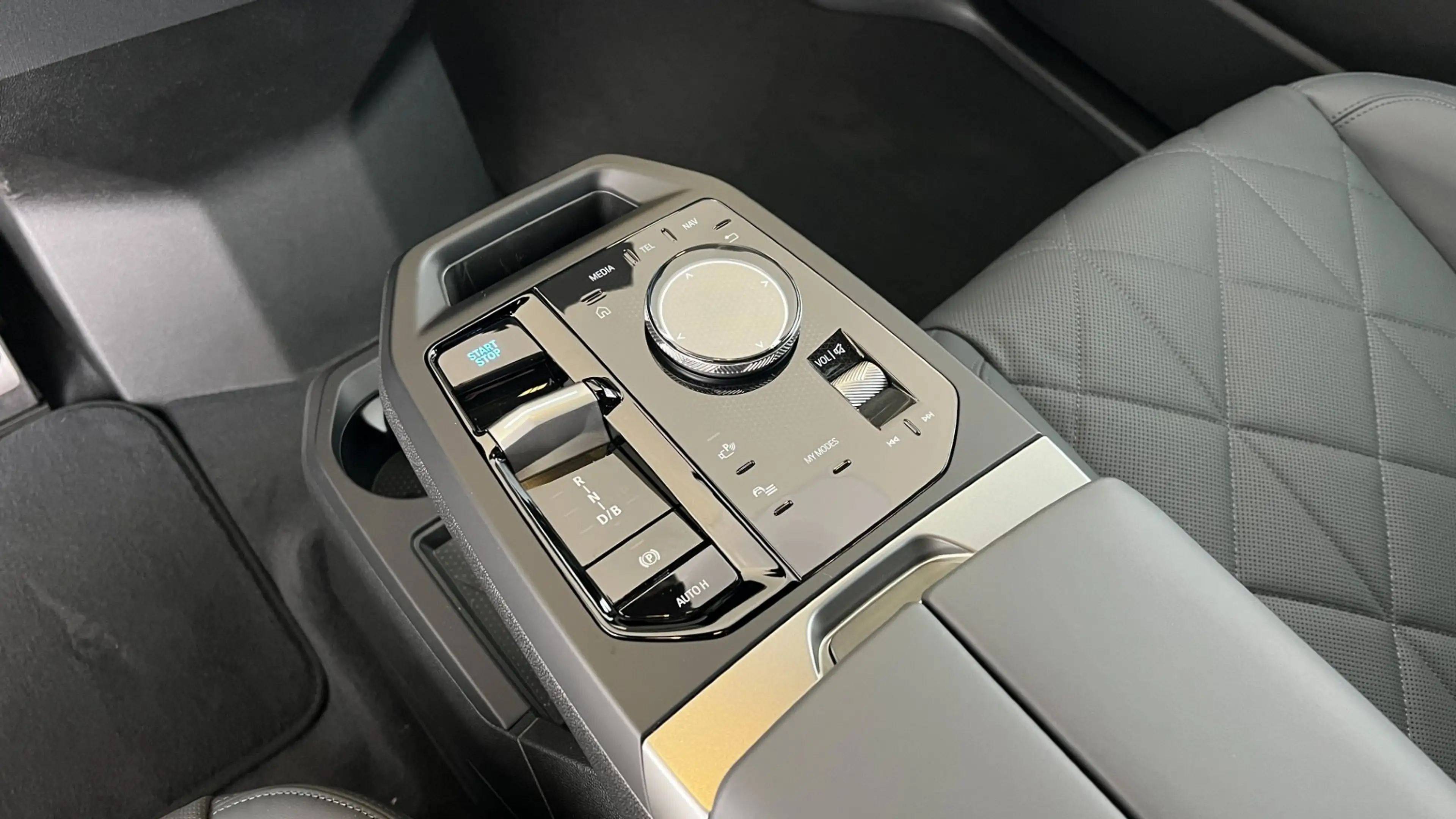 BMW iX xDrive45 — photo 14