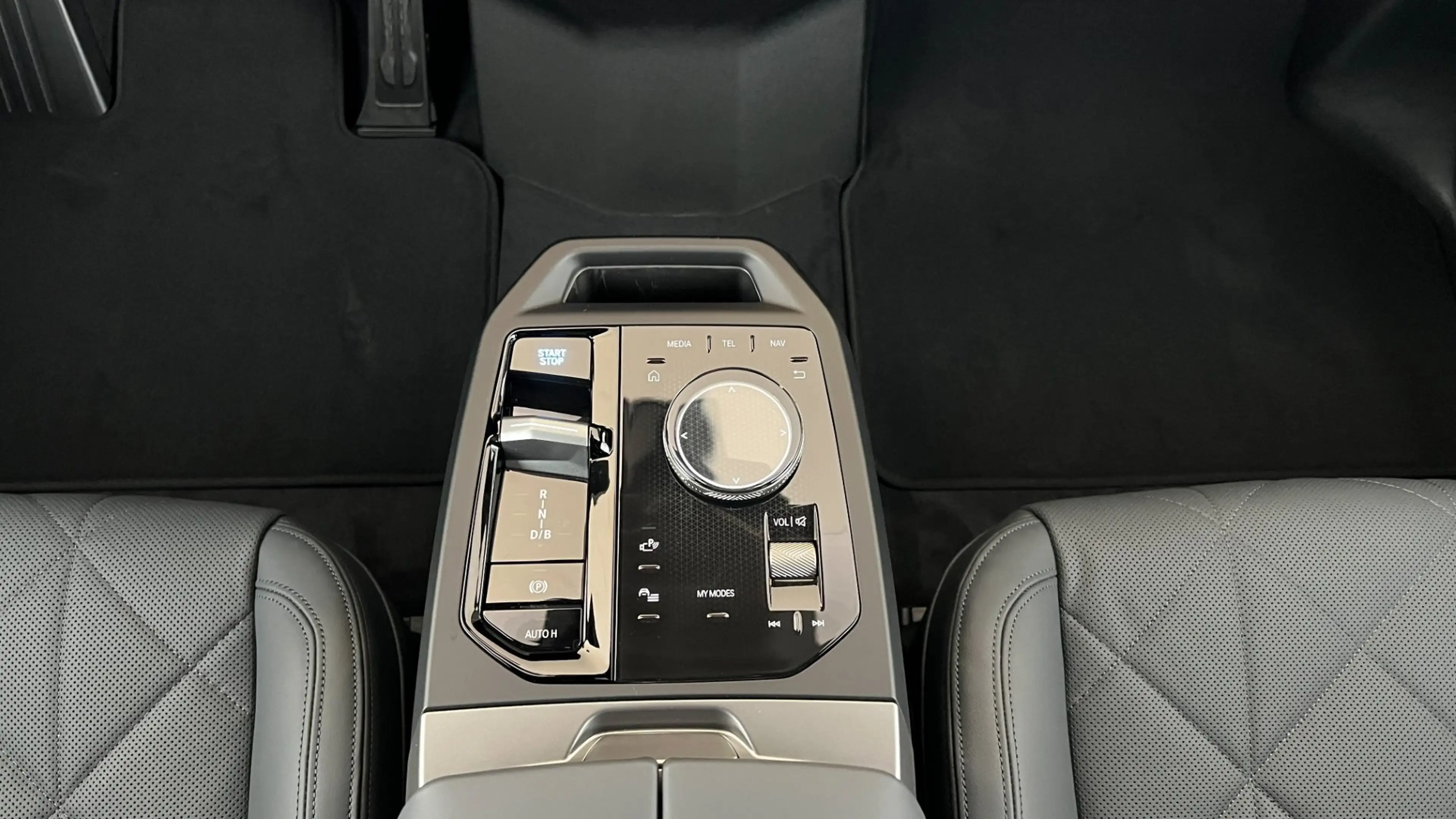 BMW iX xDrive45 — photo 11