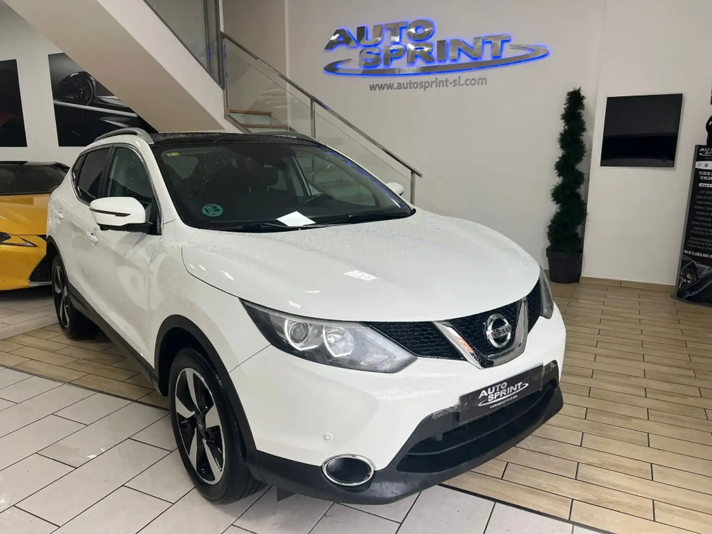 Nissan Qashqai 1.6dCi N-Connecta 4x2 Weiß - 1