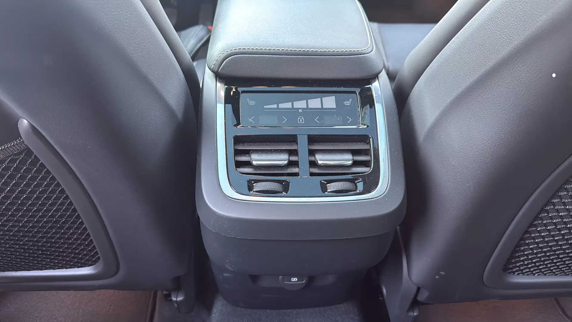 Volvo XC60 B5 Ult. Dark Grijs - 1