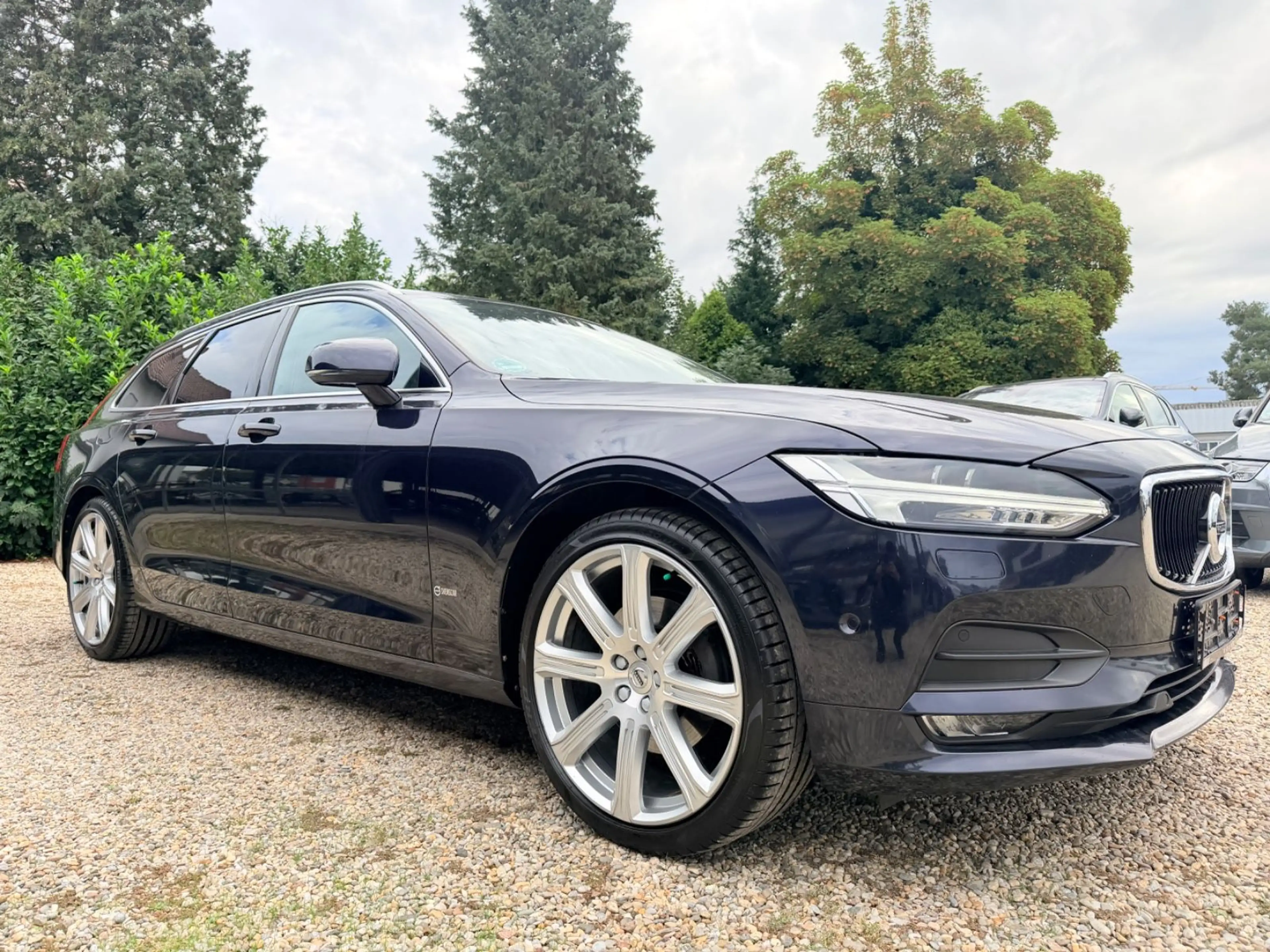 Volvo V90 Kombi Momentum AUTOMATIK*LED*NAVI*LEDER