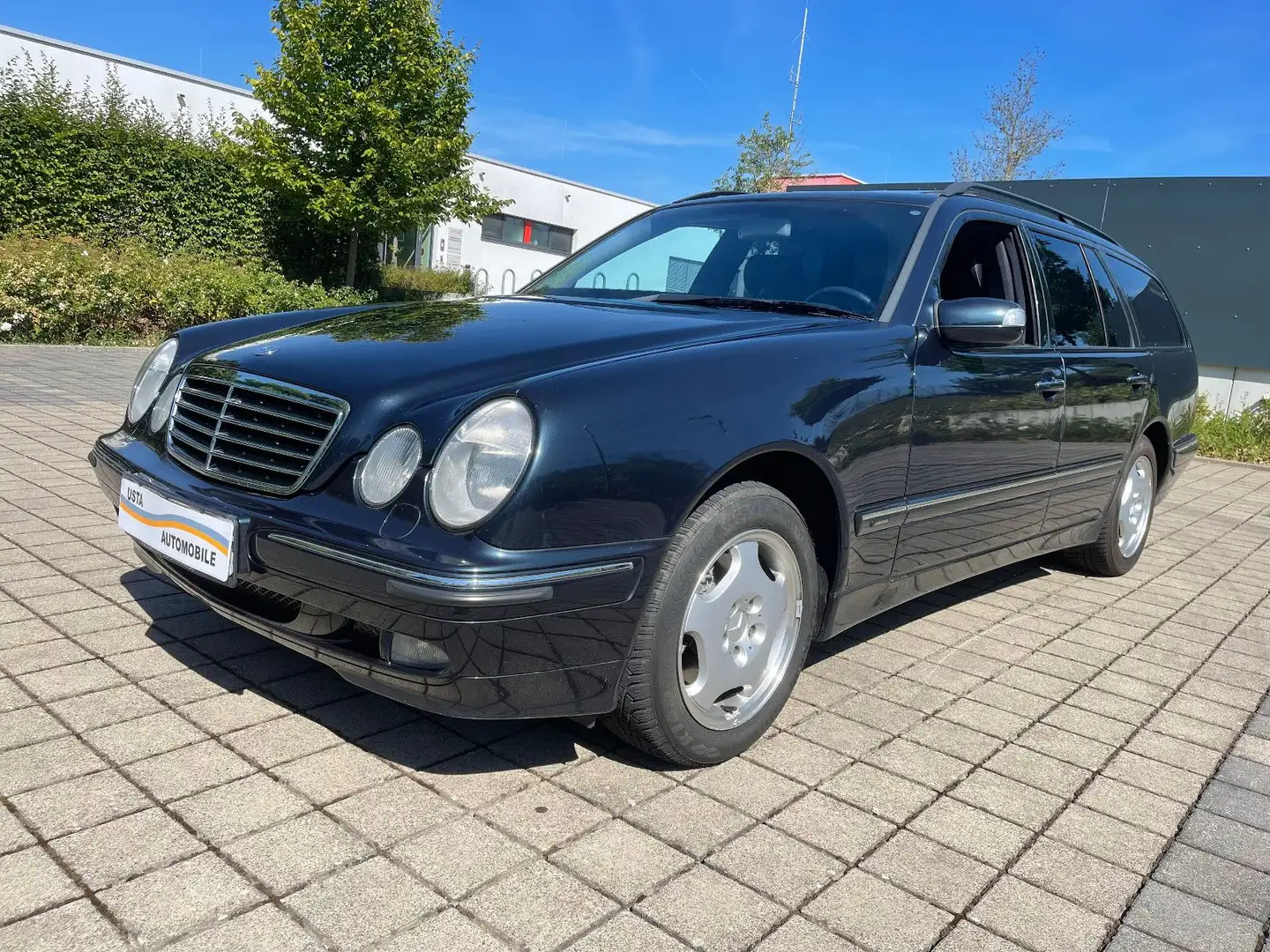 Mercedes-Benz E 320 4MATIC AVANTGARDE/Comand/MemorySitz/Leder Noir - 2