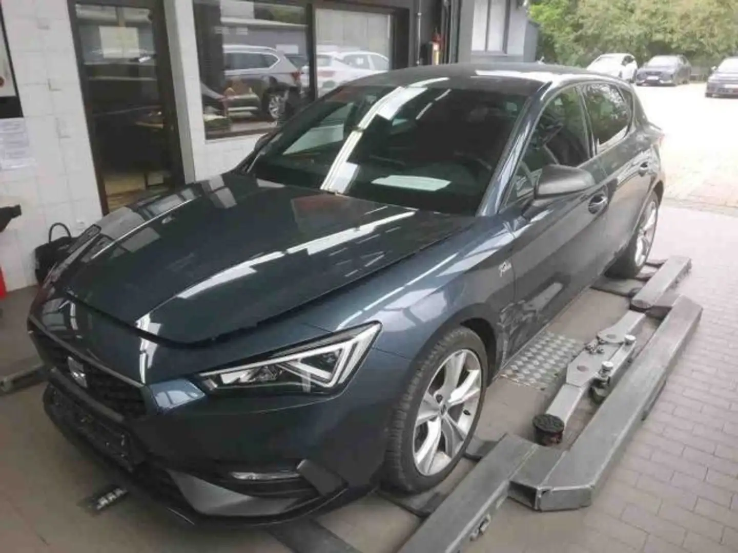 SEAT Leon 1.5 eTSI DSG FR LED+NAV+APP+ACC+SHZ+RFK+GRA Grau - 2
