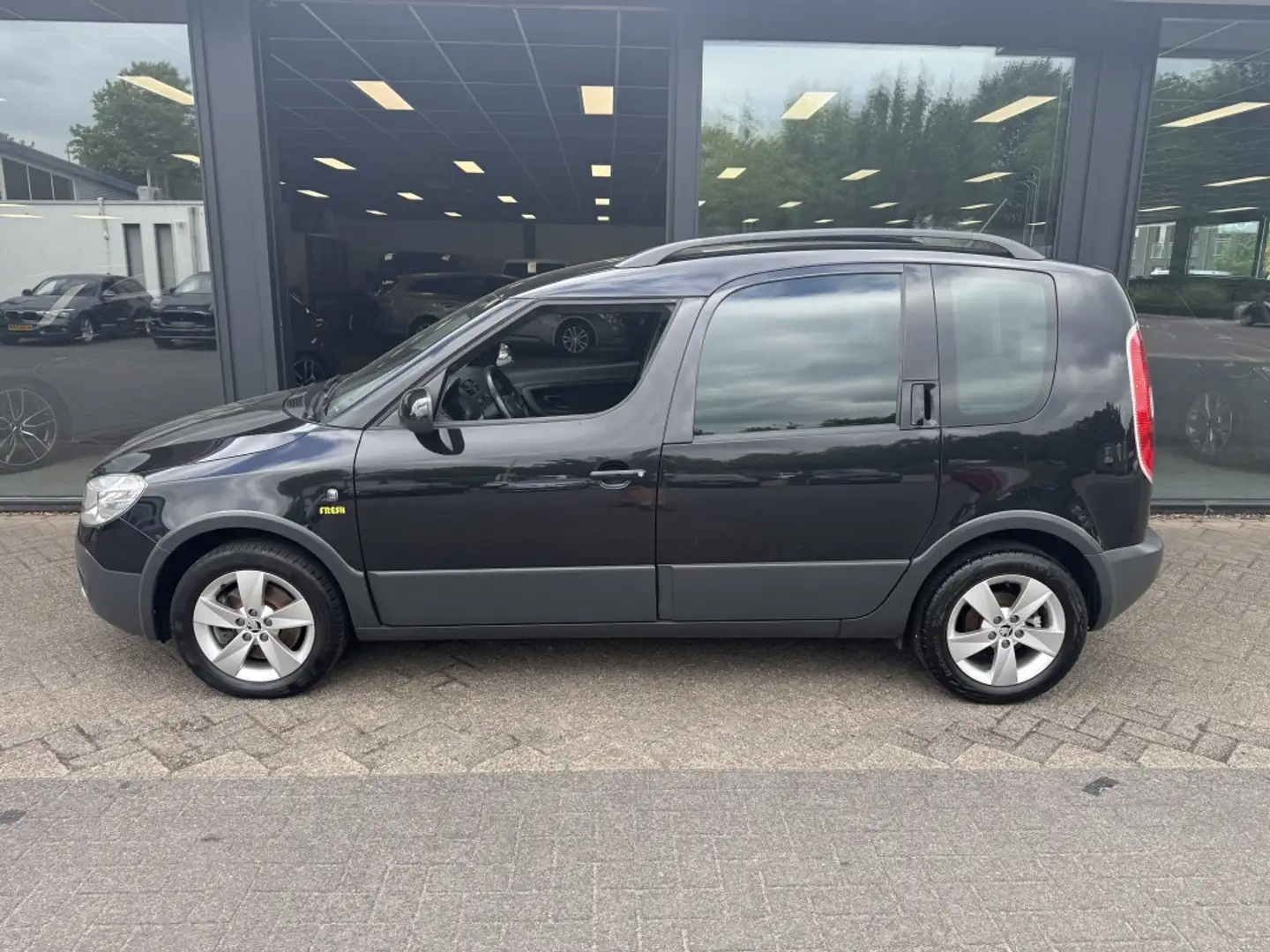 Skoda Roomster 1.2 TSI Fresh Zwart - 2