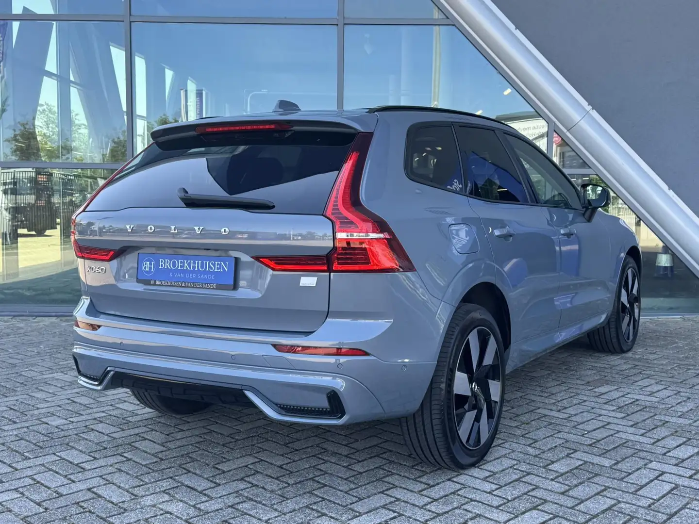 Volvo XC60 2.0 T6 Plug-in hybrid AWD Plus Dark 399pk Panorama Gris - 2